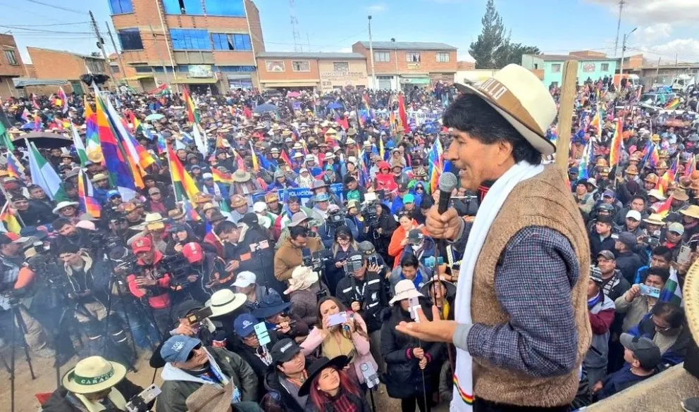 Evo Morales durante un mitin político con sus seguidores. Foto: @evoespueblo
