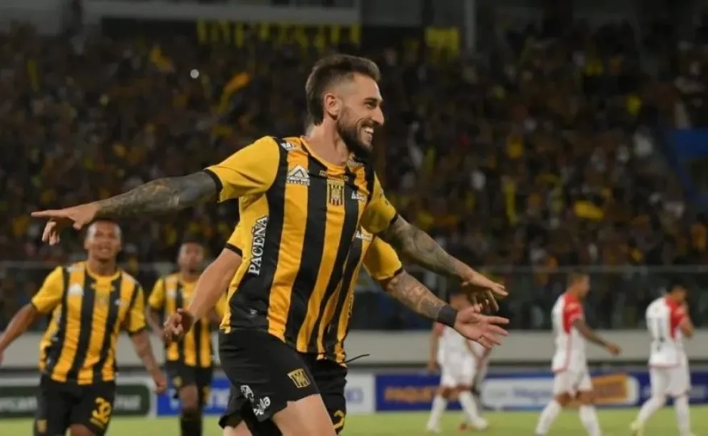 Luciano Ursino festeja el gol que le hizo a Universitario de Vinto por la semifinal del torneo Apertura. Foto: APG