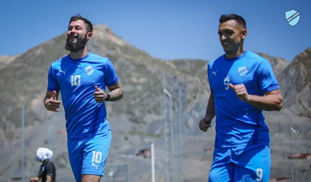 Sávio (izq) y Alfio Oviedo, durante un entrenamiento celeste en Ananta. Foto: Club Bolívar.