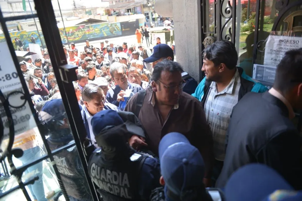 Los dirigentes de los choferes ingresan a la Alcaldía, este jueves. Foto: AMUN