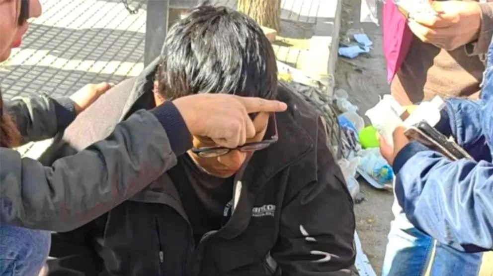 El motociclista atacado por los choferes es auxiliado. Foto. Red Uno