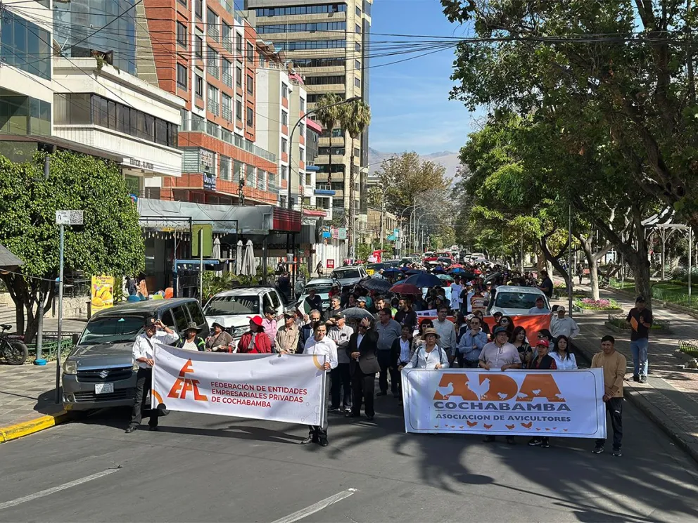 Los empresarios y productores de diferentes sectores afectados por el bloqueo marcharon en Cochabamba. Foto: FEPC. 