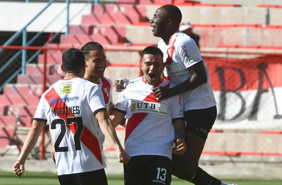 Héctor Cuéllar, al medio, celebra el único gol del encuentro que se disputó en Villa Ingenio. Foto: APG