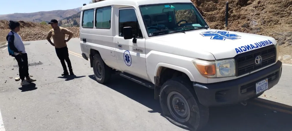 Ambulancia fue dañada con clavos y quedó en medio del bloqueo.   Foto: Ministerio de Salud 