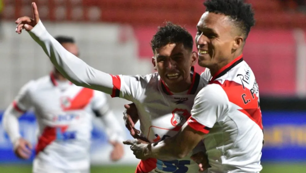 Andrés Torrico (izq.), autor del primer gol del partido es felicitado por su compañero Carlos Preciado. Foto: APG