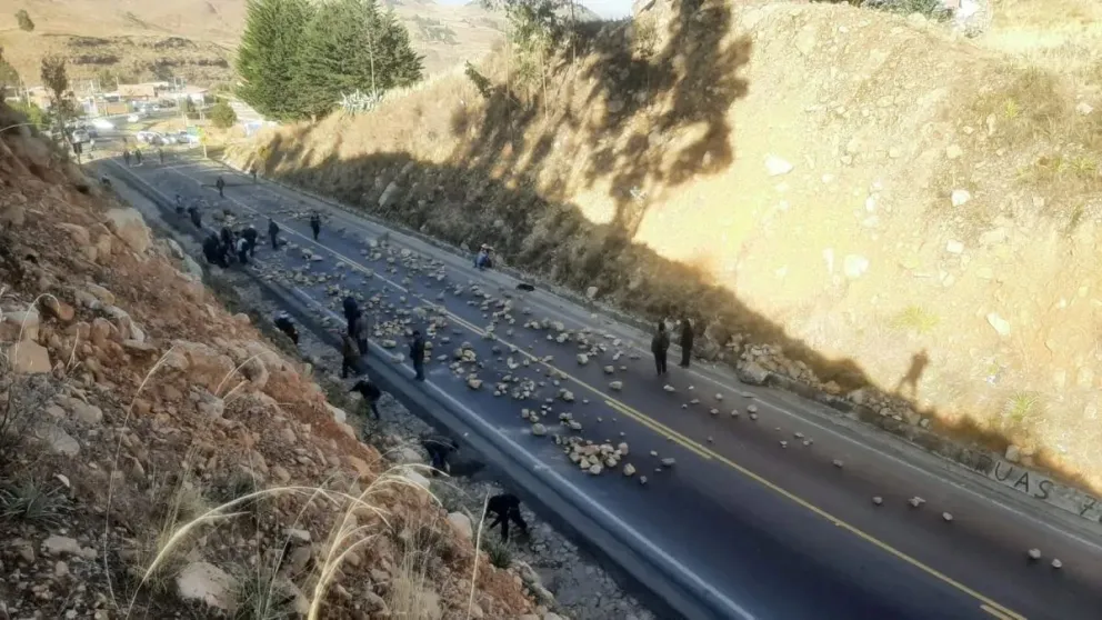 Uno de los puntos de bloqueo. FOTO: Kawsachun Coca