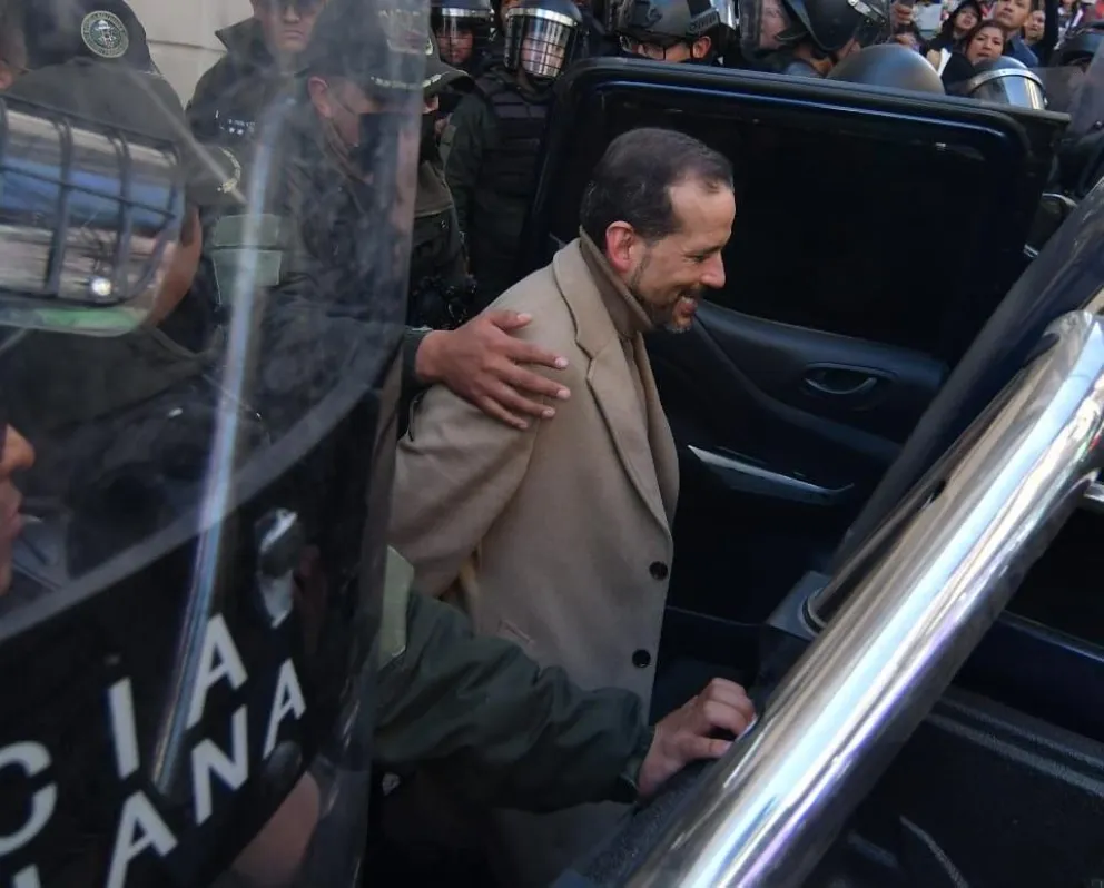 Luis Fernando Camacho saliendo de la audiencia.     Foto: APG