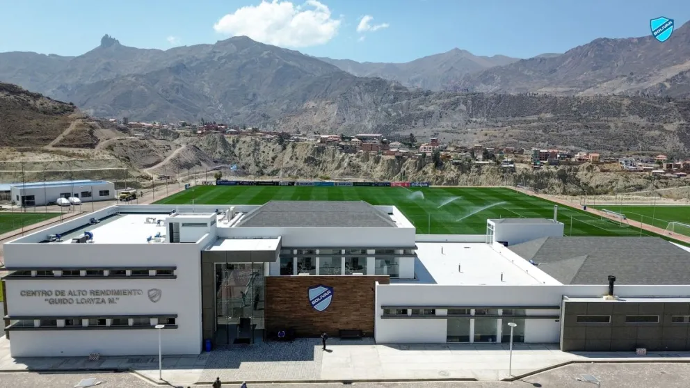 Una vista del frontis principal y de una de las canchas del CAR de Bolívar en Ananta. Foto: Club Bolívar.