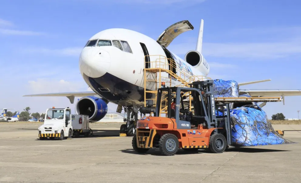 Cargamento con carne de pollo, ayer jueves en el aeropuerto de El Alto. Foto: APG
