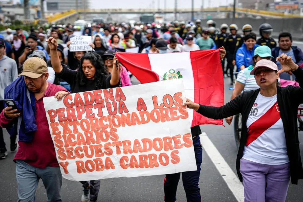 Imagen del 10 de octubre, durante una protesta contra el sicariato, la violencia y la inseguridad, en Lima. Foto: EFE