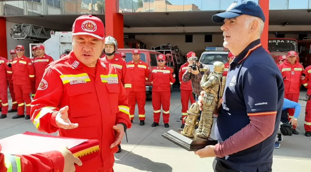 El coronel Llanos durante un acto de reconocimiento al representante de Bomberos Sin Fronteras de España, por su cooperación. Foto: Visión 360