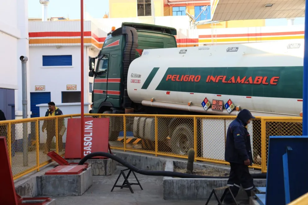 Un camión cisterna descarga combustible en una estación de El Alto (imagen referencial). Foto: APG