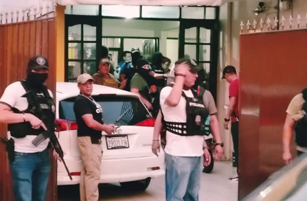 Policías de la Felcc, en el operativo que dio lugar a la aprehensión de la banda de sicarios en Santa Cruz de la Sierra. Foto: Felcc