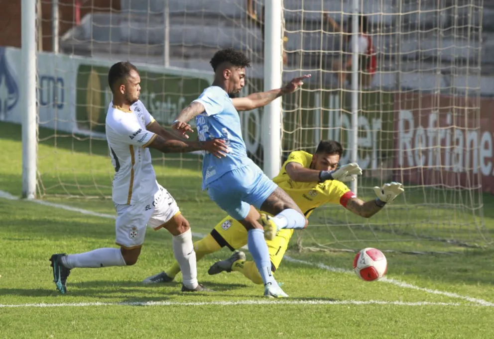 Una incidencia del encuentro que jugaron Bolívar y Real Santa Cruz. Foto: APG