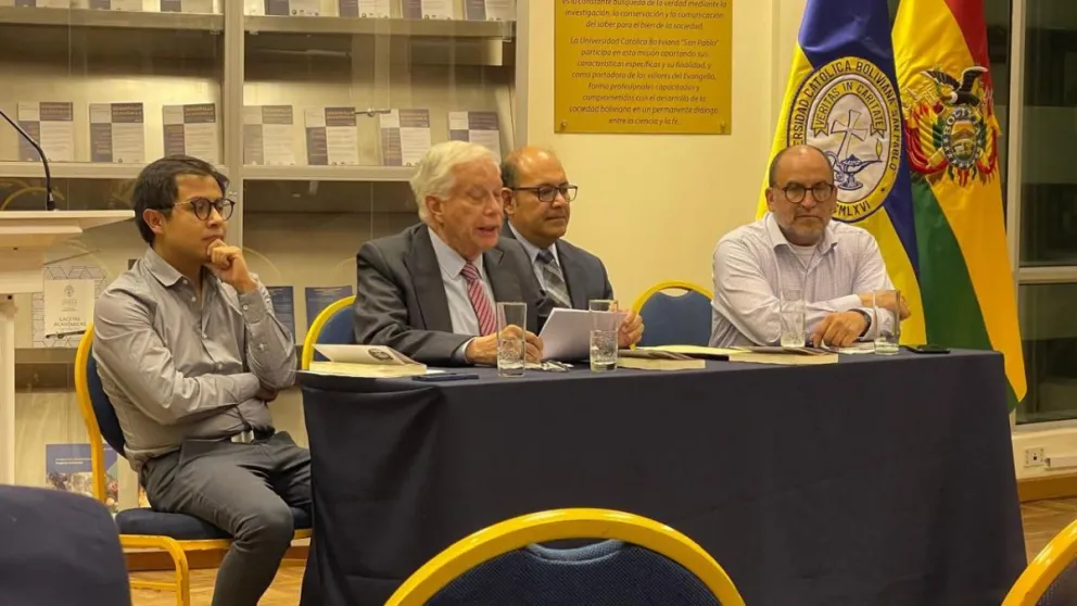 El autor y los comentaristas durante la presentación del libro. 