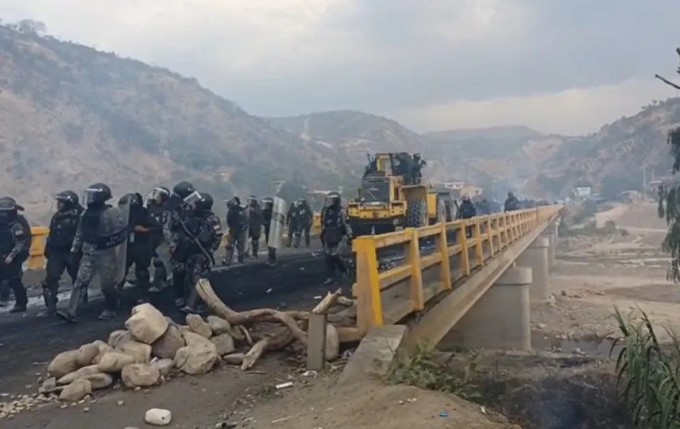 Policías en retirada en el puente Parotani, en Cochabamba. Foto: captura