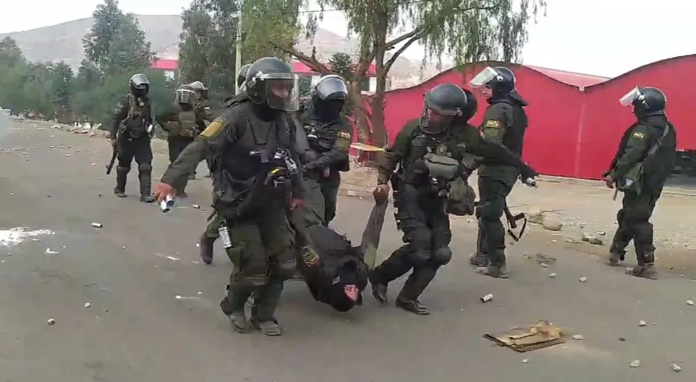 Policías auxilian a su camarada herido con la explosión de una dinamita. Foto: captura