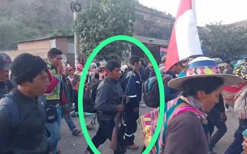 El hombre armado que llegó a reforzar el bloqueo "evista" en Pirque Parotani. Foto: Captura de Video.