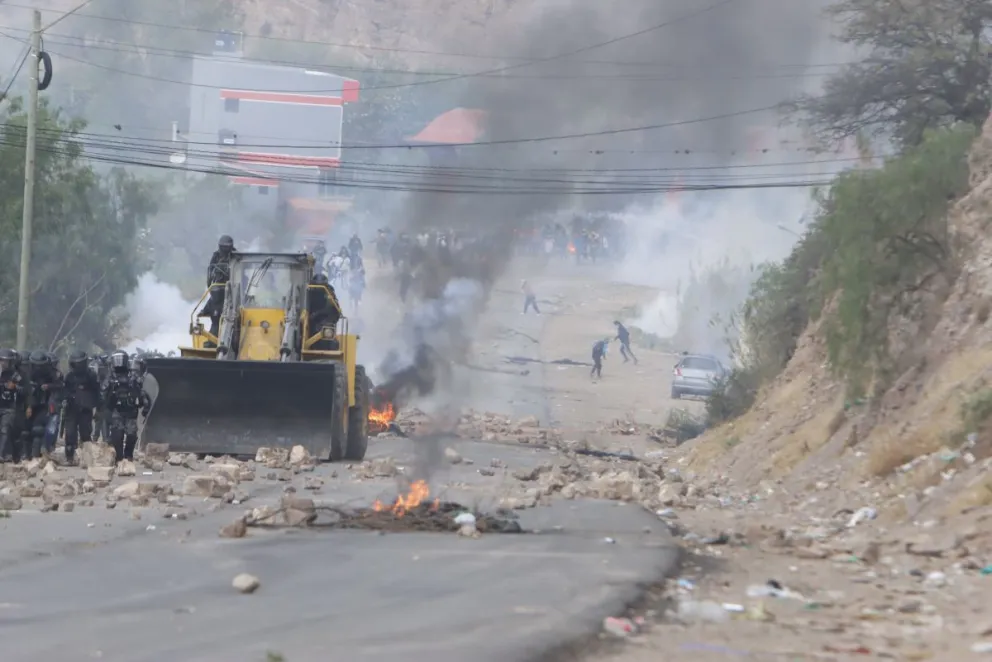 Policías desbloquean Parotani. Foto: APG