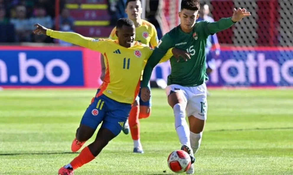 Villamil disputa un balón con Córdoba de Colombia en el juego de hace dos semanas. Foto: Blu Radio
