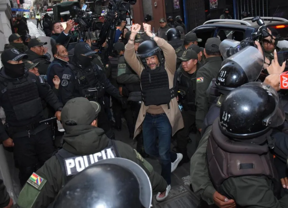 El gobernador Luis Fernando Camacho llegando a una de sus audiencias. Foto: APG