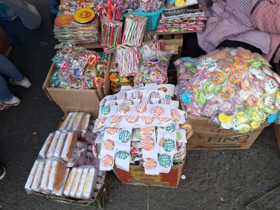 Abuelitas, héroes y cholitas: Las máscaras de Todos Santos ya están a la venta