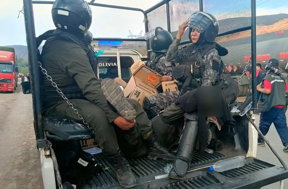 Policías heridos durante los bloqueos "evistas", en Parotani. Foto: APG