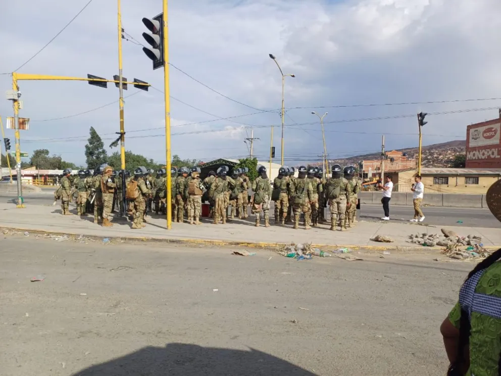 Militares desplegados en la zona del puente Kora, en Cochabamba. Fuente: MAS-IPSP