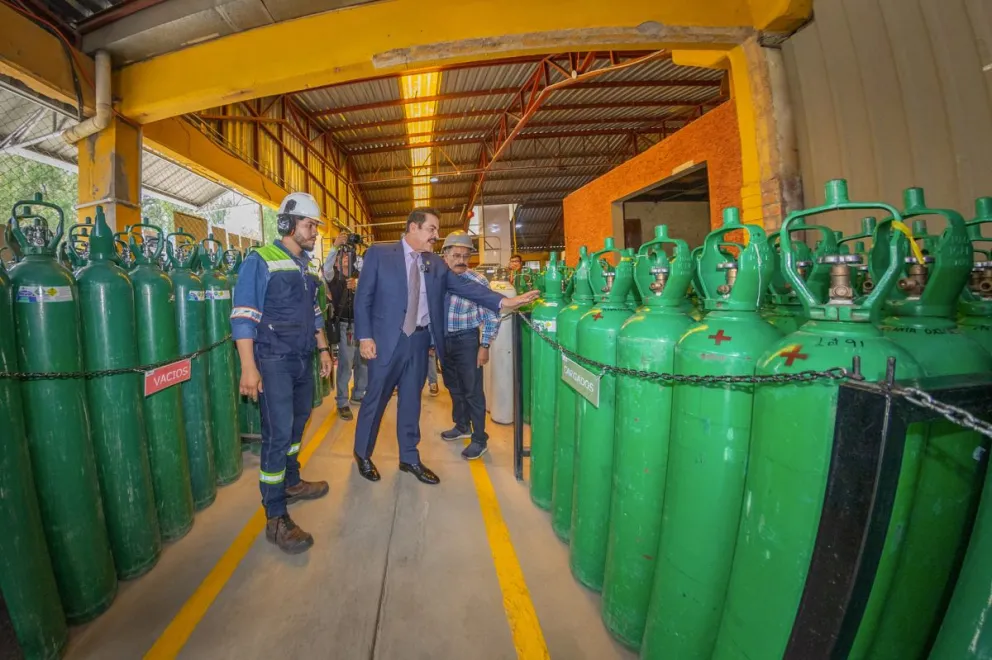 El alcalde de Cochabamba inspeccionó la planta de oxígeno.  Foto: SCM TV