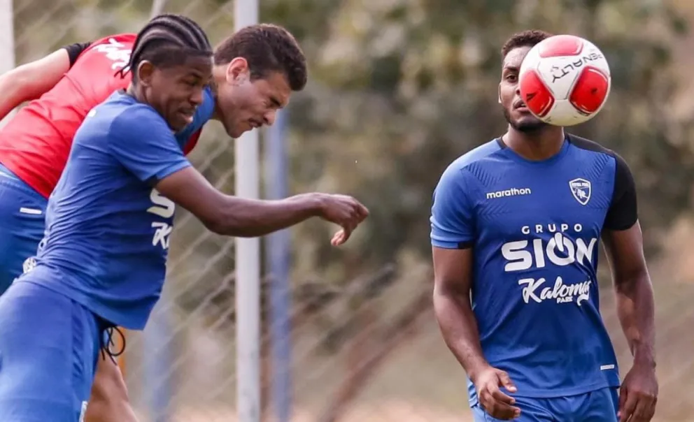 Un entrenamiento de Royal Pari que este sábado juega contra Real Santa Cruz. Foto: Royal Pari.