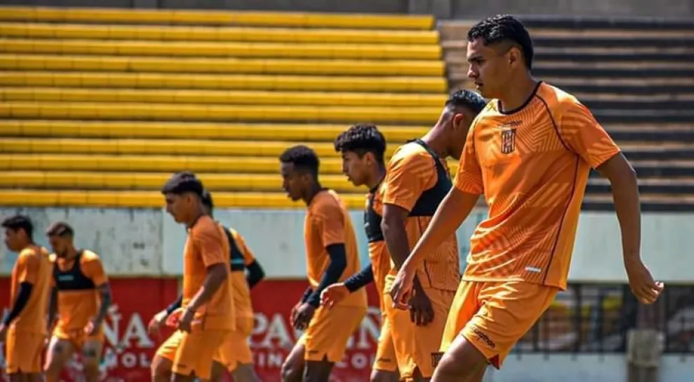 Jugadores de The Strongest en un entrenamiento en su cancha de Achumani. Foto: The Strongest