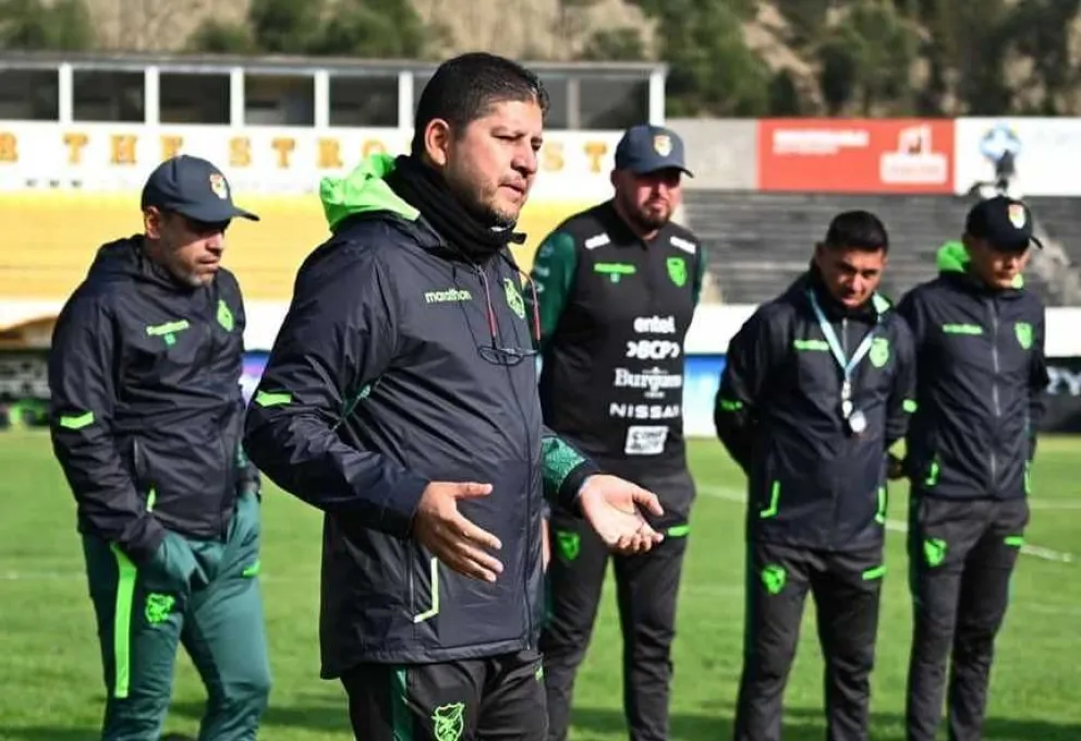 El entrenador de la selección Óscar Villegas junto a su cuerpo técnico antes de empezar un entrenamiento. Foto: FBF