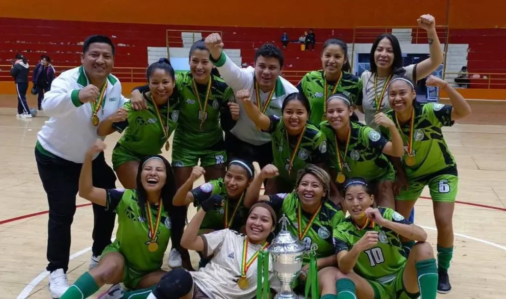 Las jugadoras de Santa Cruz celebran junto a su trofeo. Foto: Comisión de Futsal Bolivia.
