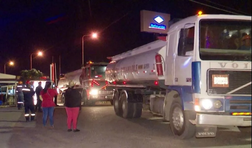 Reportan llegada de 16 camiones cisternas a la planta de YPFB en Santa Cruz. Foto: SEO TV