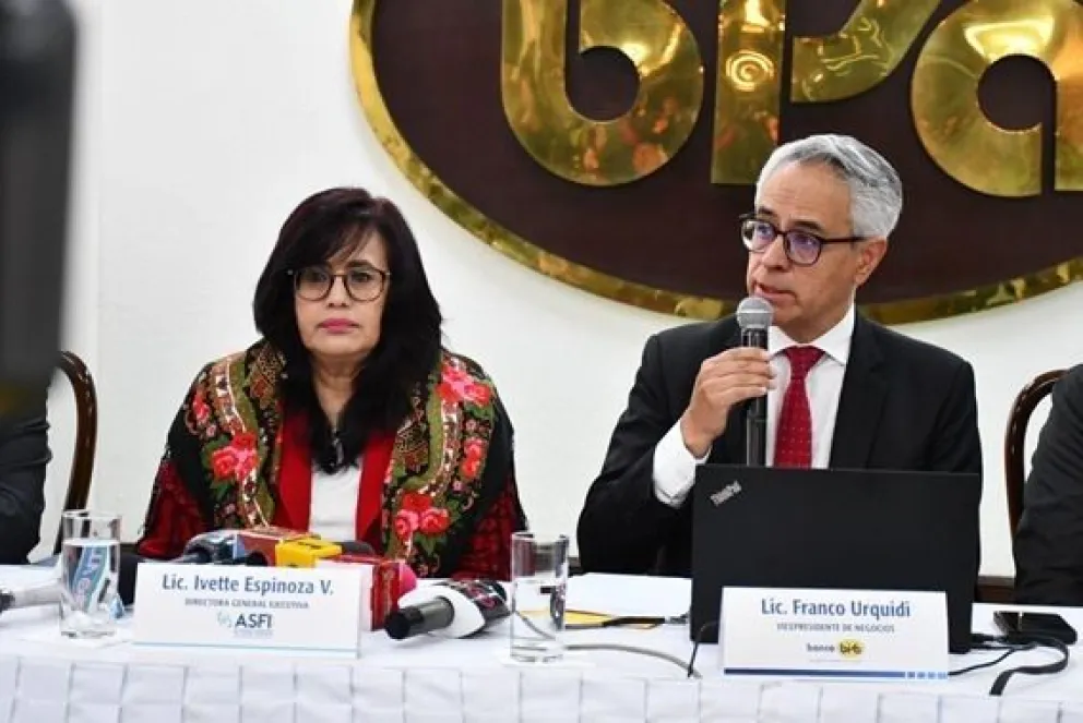 La directora de la ASFI, Ivette Espinoza y el Vicepresidente de Negocios del Banco Bisa, presentan el servicio de custodia, compra y venta de USDT. Foto Banco Bisa