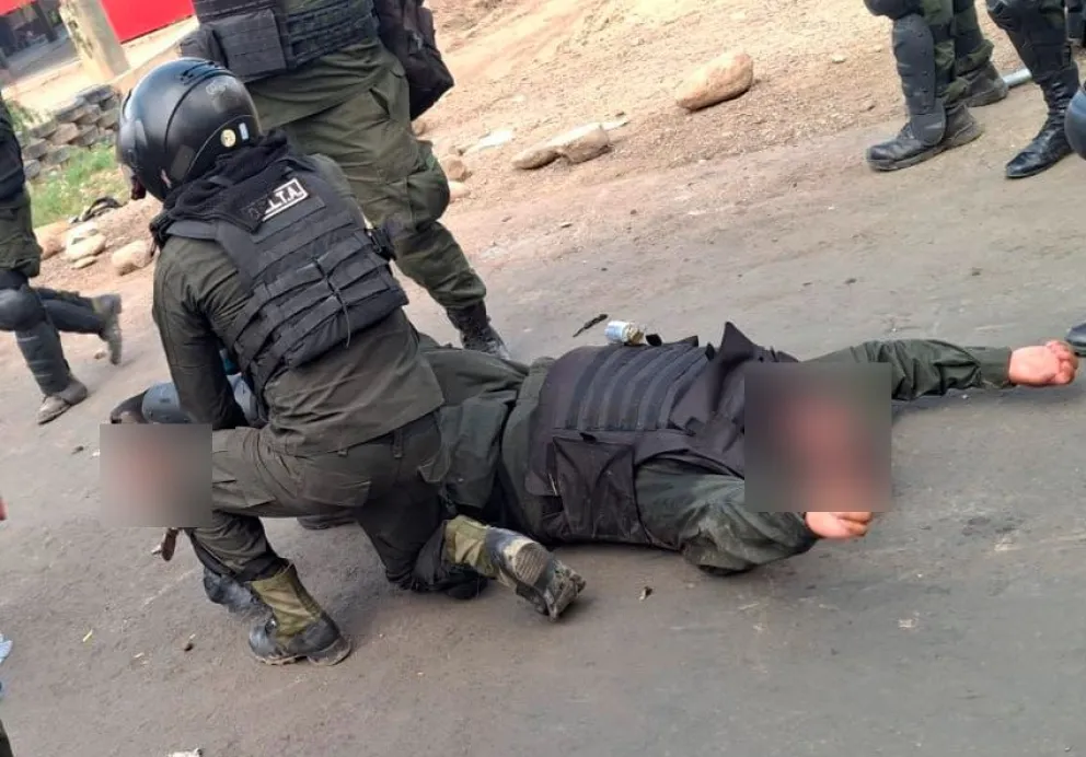 El sargento Nigel Villalobos el momento que fue auxiliado por sus camaradas, luego de ser herido por una dinamita. Foto: Policía Boliviana.