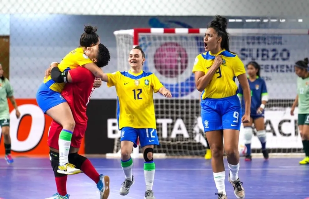 Las jugadoras de Brasil celebran el triunfo sobre Bolivia. Foto: Conmebol.