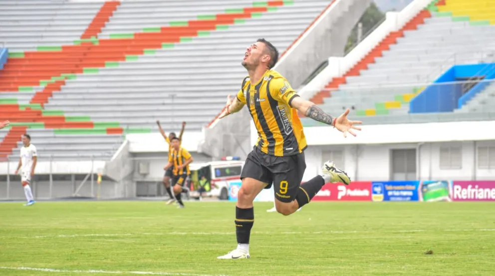 El uruguayo Sebastián Guerrero festeja con todo el cuarto gol del Tigre en Cochabamba. Foto: club The Strongest