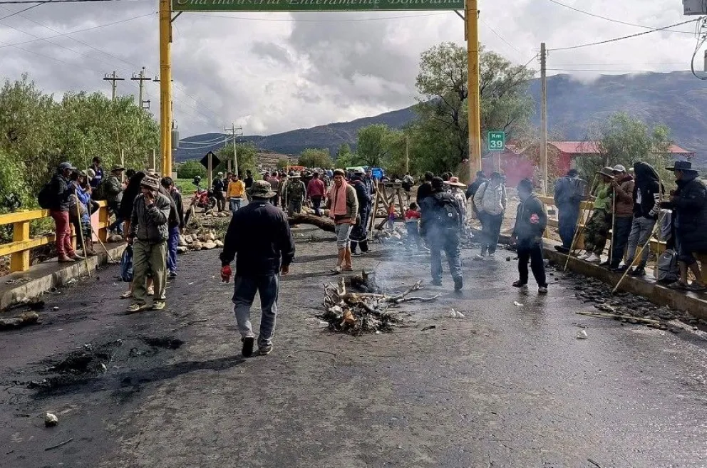 "Evistas" continúan con el bloqueo de caminos en Parotani, e impiden el paso de alimentos. Foto: RKC.