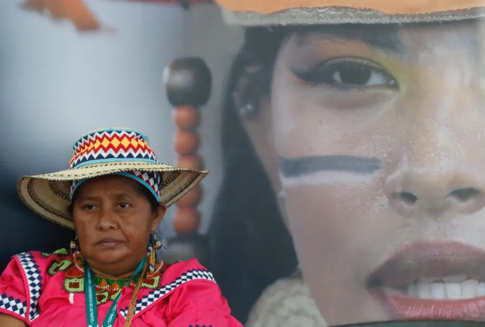 Una mujer indígena asiste a la Zona Azul de la COP16 este viernes, en Cali (Colombia). Foto: EFE