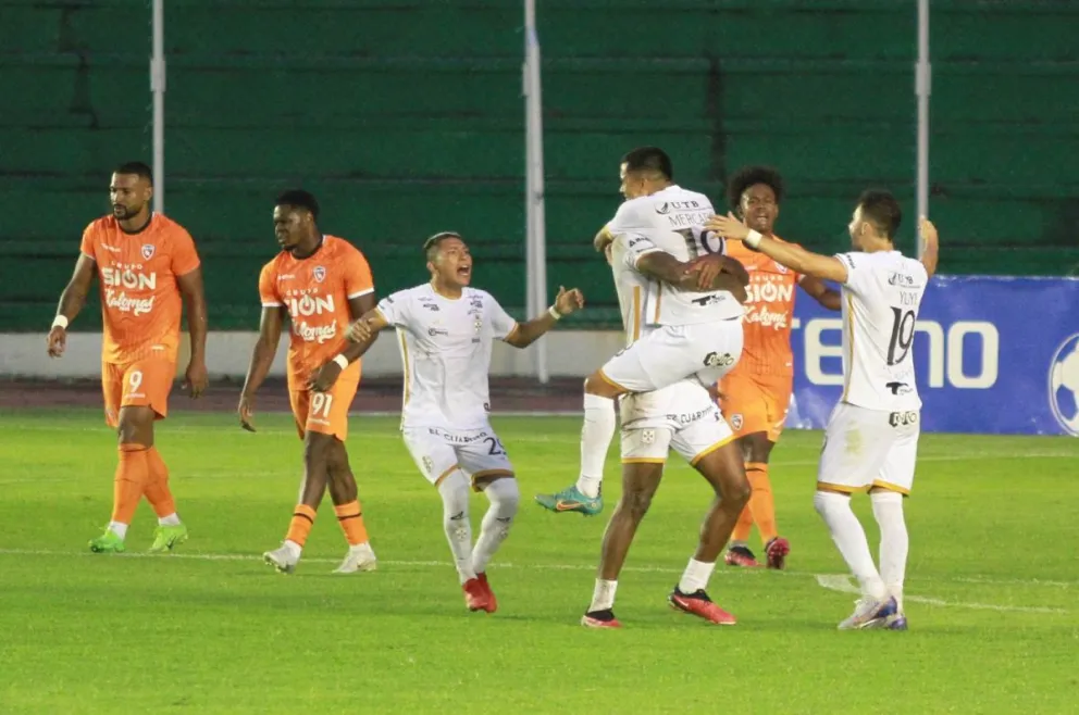Los futbolistas de Real Santa Cruz celebran uno de sus dos goles. Foto: APG.