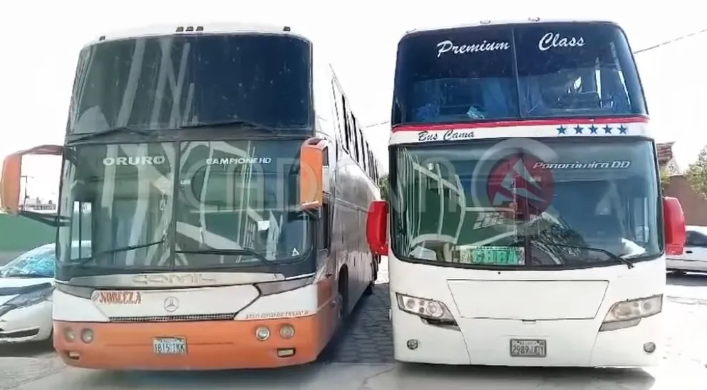 Asi quedaron los buses que fueron apedreados Foto: Captura Cadena A