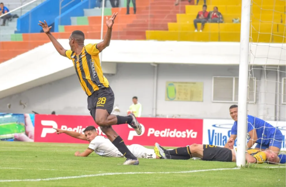 Abdiel Ayarza inicia el festejo del tercer tanto del Tigre. Abajo a la derecha aparece Caire en el piso, junto al golero Almada. Foto: APG