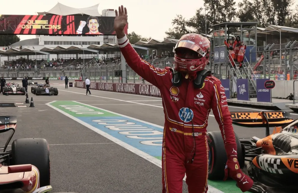 Carlos Sainz, el piloto de Ferrari, saluda al público después de obtener el mejor tiempo. Foto: EFE