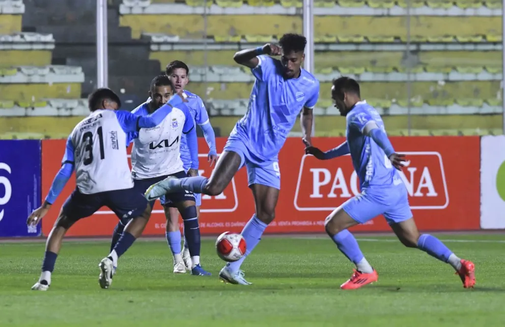 Uno de los momentos del partido entre Bolívar (de celeste) y Blooming en el Siles. Foto: APG.