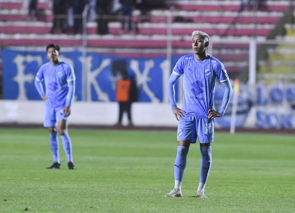 Ramiro Vaca (der.) y Ervin Vaca se lamentan por el empate en el Siles. Foto: APG.