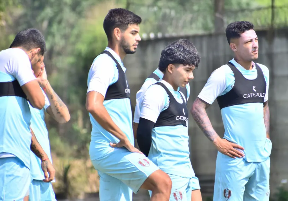 Jugadores de Tomayapo escuchan atentamente las instrucciones del DT Pablo Rubinich. Foto: club Real Tomayapo