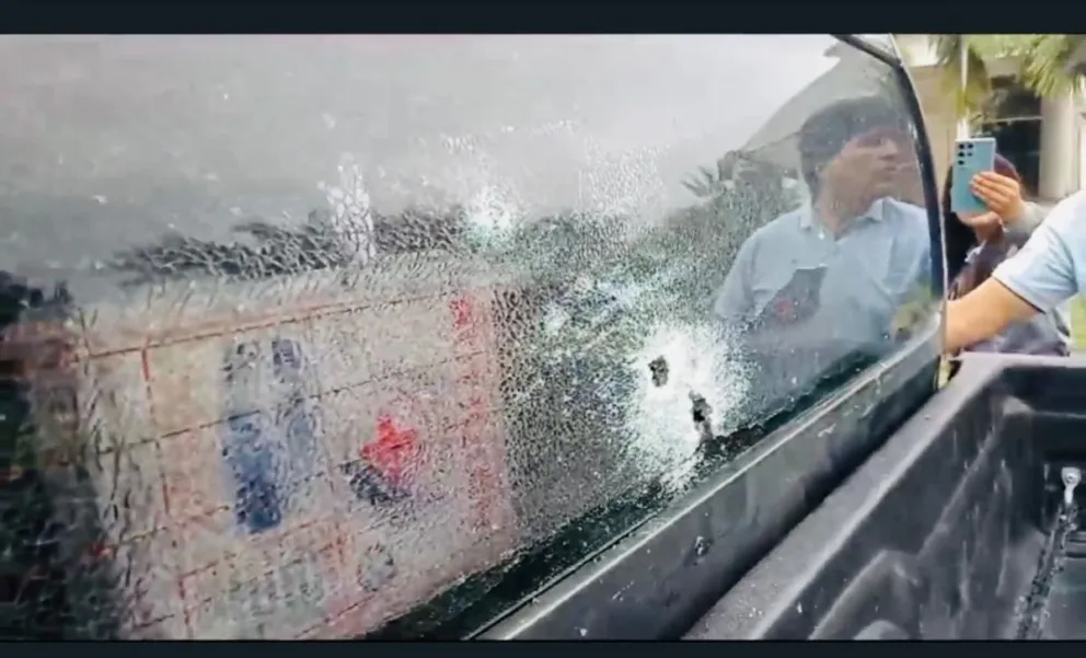 Evo Morales muestra los impactos de bala en la camioneta que lo transportaba. Foto: RKC
