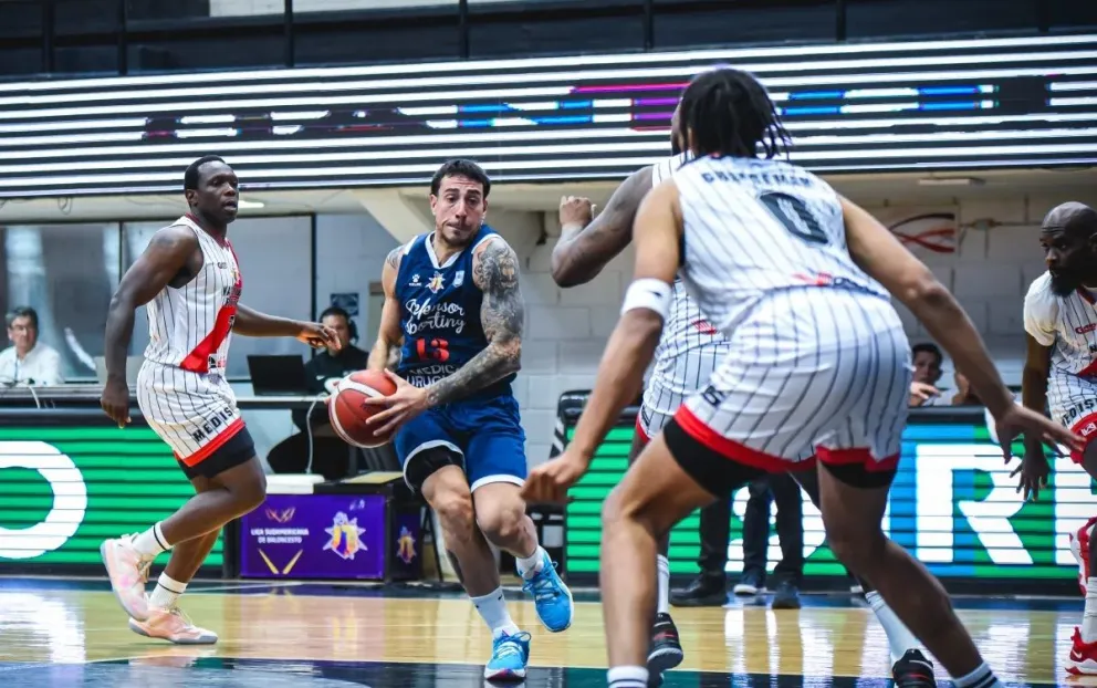 Incidencia entre Nacional Potosí (de blanco) y Defensor Sporting. Foto: FIBA América.