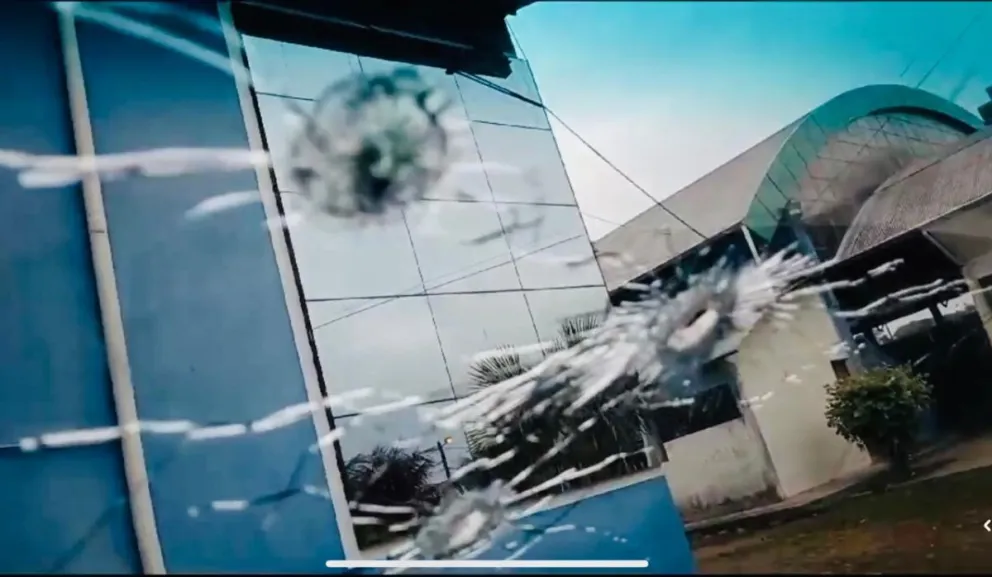 Uno de los disparos que impactaron en la movilidad de Morales Foto: RKC